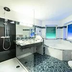 Victoria 4*