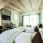 Victoria 4*